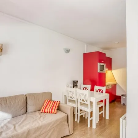 Апартаменты Flat With Swimming Pool Near The Санари-сюр-Мер