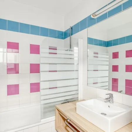 Апартаменты Flat With Swimming Pool Near The Санари-сюр-Мер