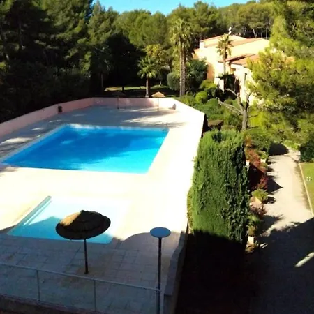 Flat With Swimming Pool Near The Апартаменты