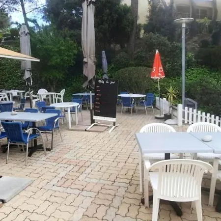 Flat With Swimming Pool Near The Апартаменты Санари-сюр-Мер