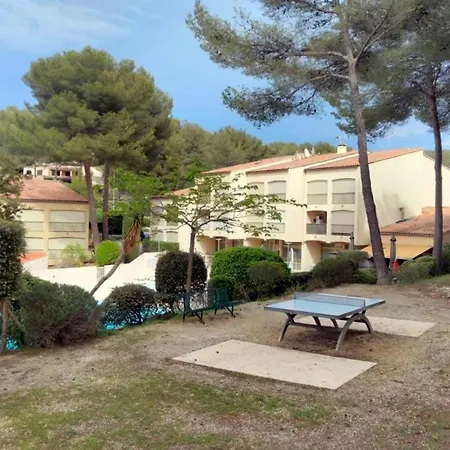 Flat With Swimming Pool Near The דירה