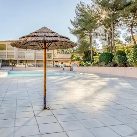 Flat With Swimming Pool Near The סנרי-סור-מר