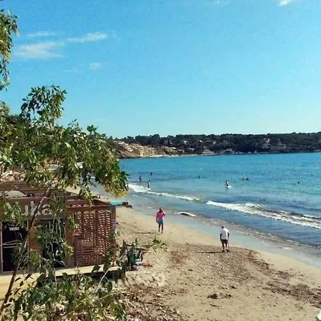 Flat With Swimming Pool Near The דירה