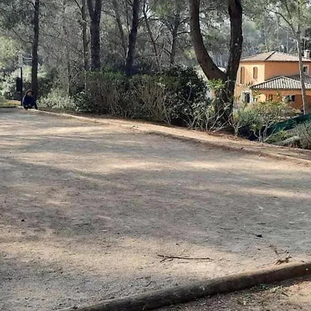 Flat With Swimming Pool Near The דירה *