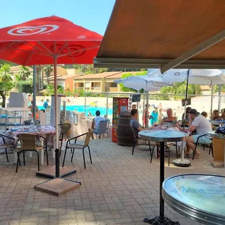 Flat With Swimming Pool Near The דירה *